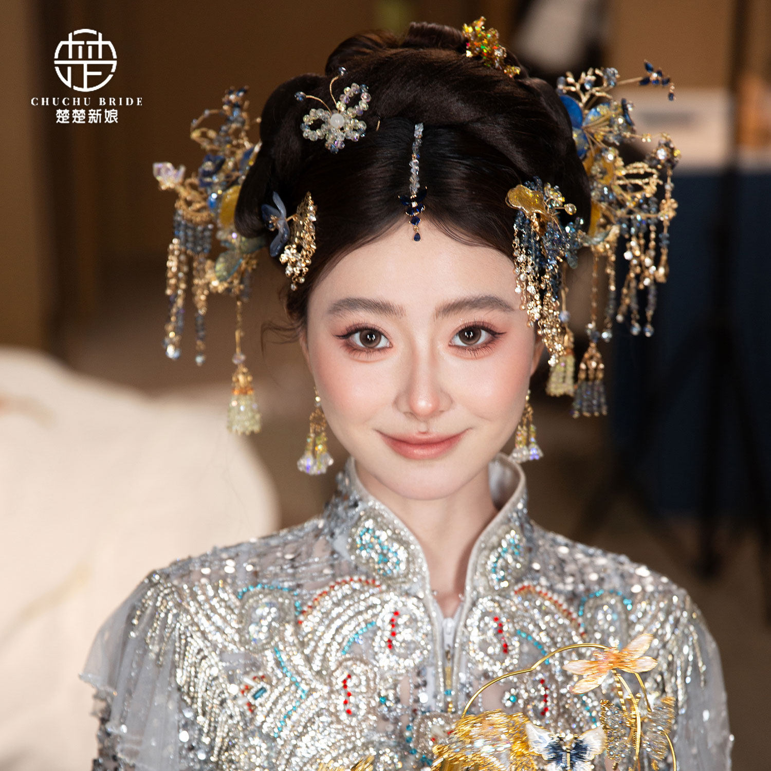 2026新娘头饰金蓝色水晶流苏额饰浅色秀禾服配饰精致百搭结婚发饰