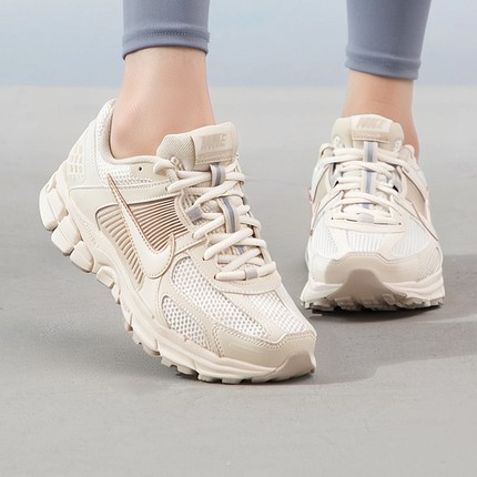 耐克/Nike Air Zoom Vomero5奶白女透气休闲复古跑步鞋FQ6868-111