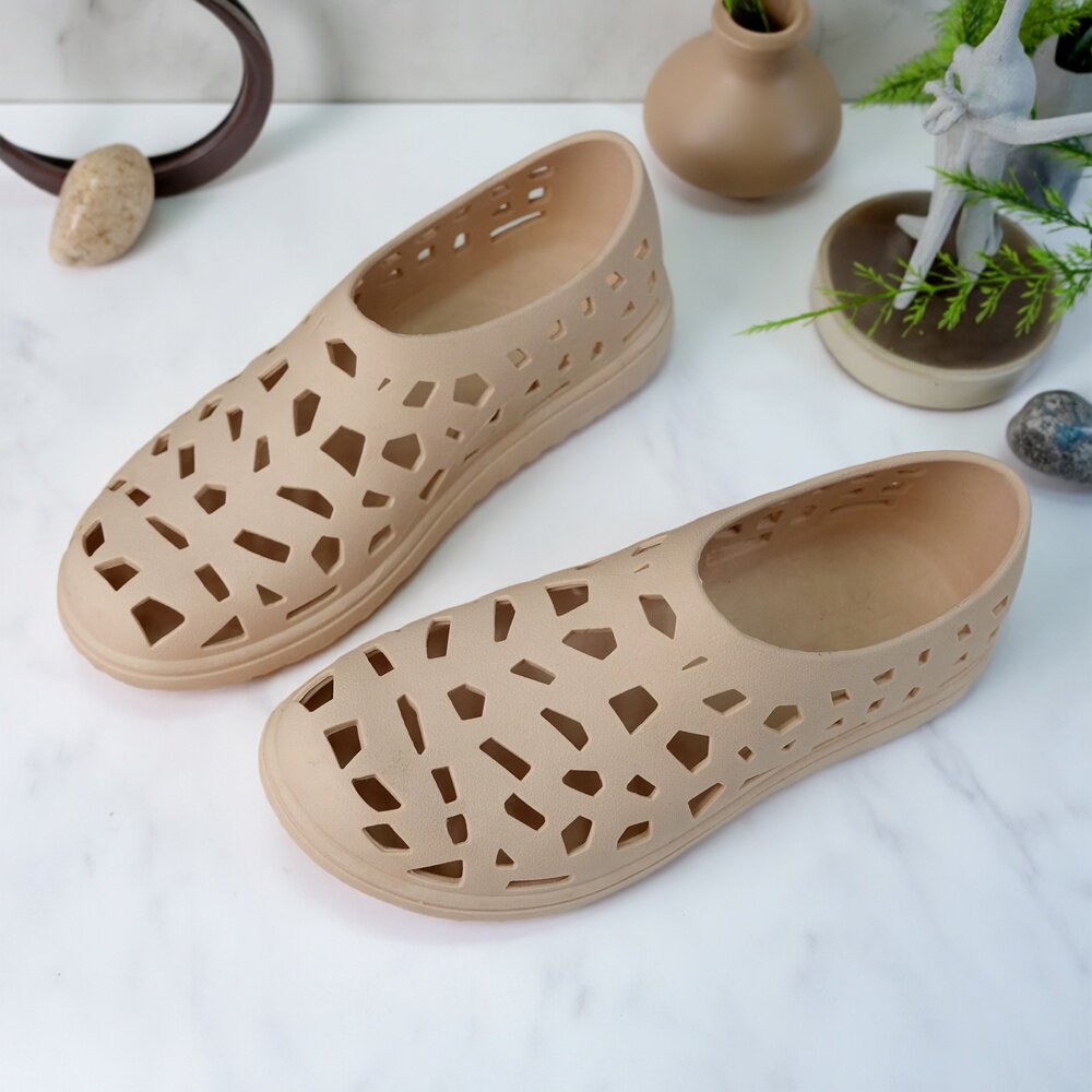2025新款夏季透气凉鞋女士柔软防滑休闲防臭不磨脚洞洞鞋越南乳胶