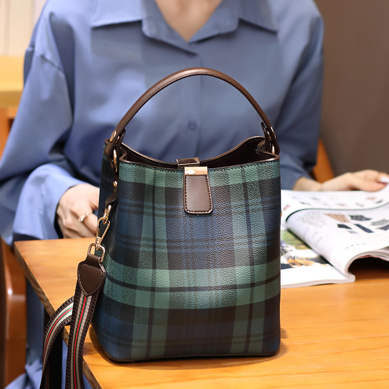 法贝莎2020新款女包简约宽肩带格子水桶包大容量单肩斜挎包手提包