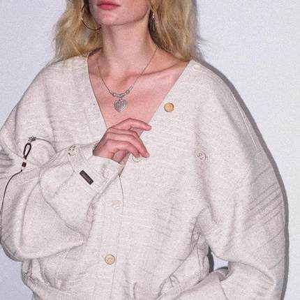 【XSPACE】Dpercent｜麻壳色V领亚麻混纺流线感剪裁两穿夹克外套