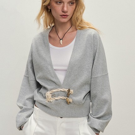 【XSPACE】Dpercent丨大v领高级感短款宽松牛角扣长袖卫衣上衣