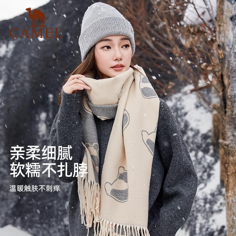 骆驼户外萌趣熊猫围巾2025秋冬简约百搭纯色防寒披肩围巾女