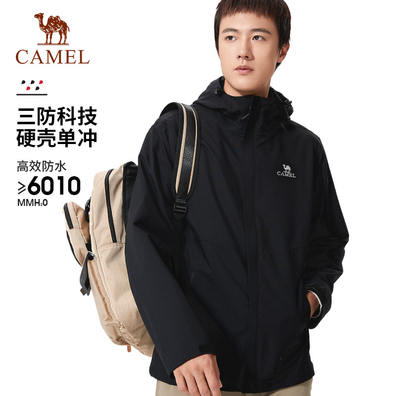 [宙斯]骆驼户外黑色冲锋衣男款2026春夏新款硬壳防风登山服外套