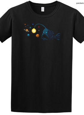 《宇宙鮟鱇行星诱饵潮T》Cosmic Anglerfish Planet Bait T-Shirt