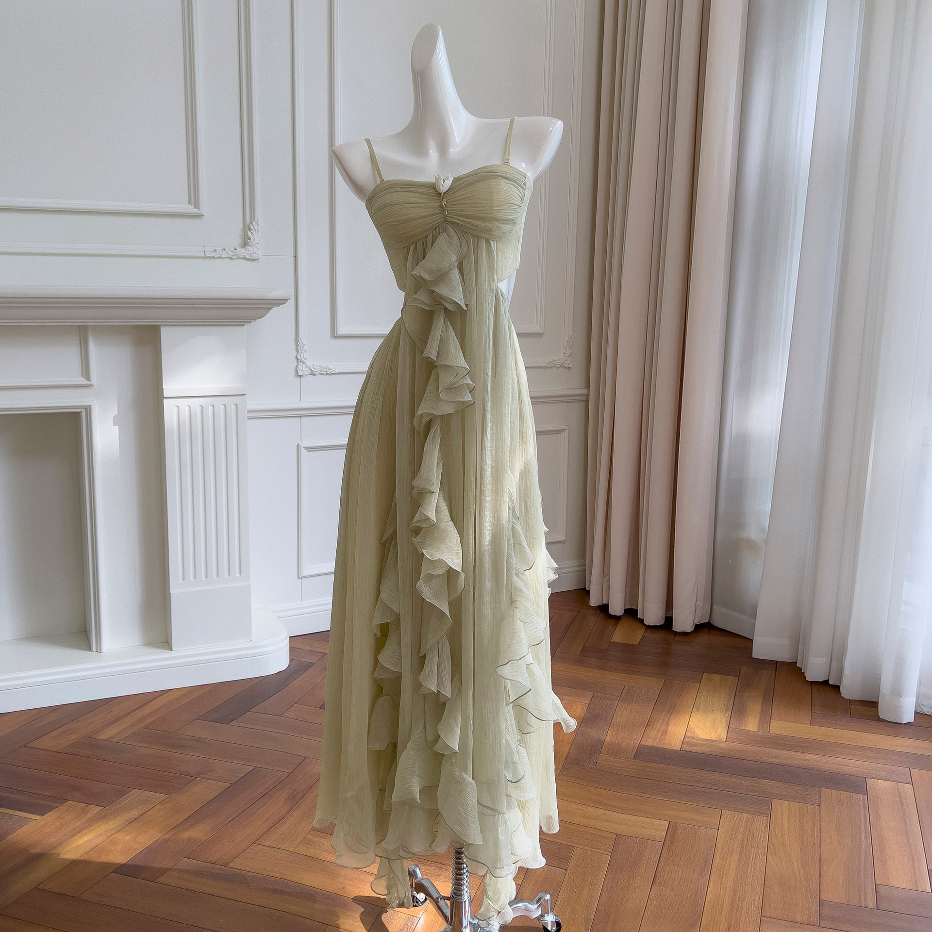 衣阁里拉2026夏季新品淡翠绿抹胸吊长款收腰显瘦气质连衣裙