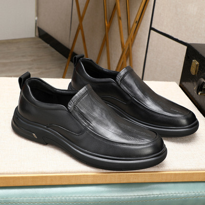 超软真皮宽松舒适男鞋2026春季新款套脚男士压纹休闲皮鞋厂家