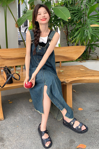 时尚小众设计感牛仔背带裙女夏中长款2025新款洋气减龄开叉连衣裙图片