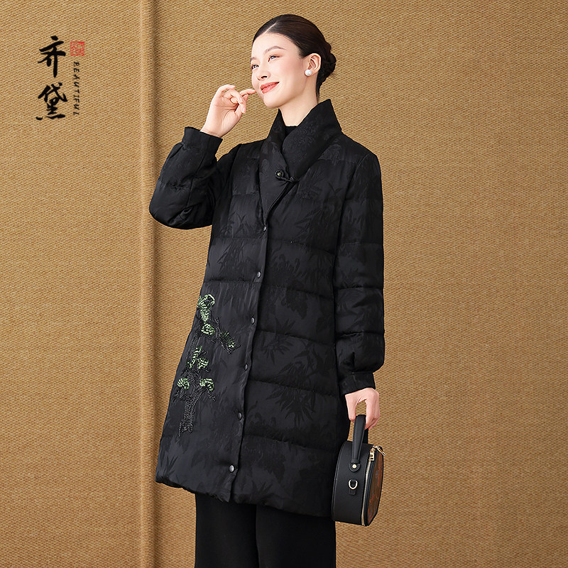 妈妈冬装中长款绣花羽绒服洋气减龄中老年人女秋冬新款保暖外套