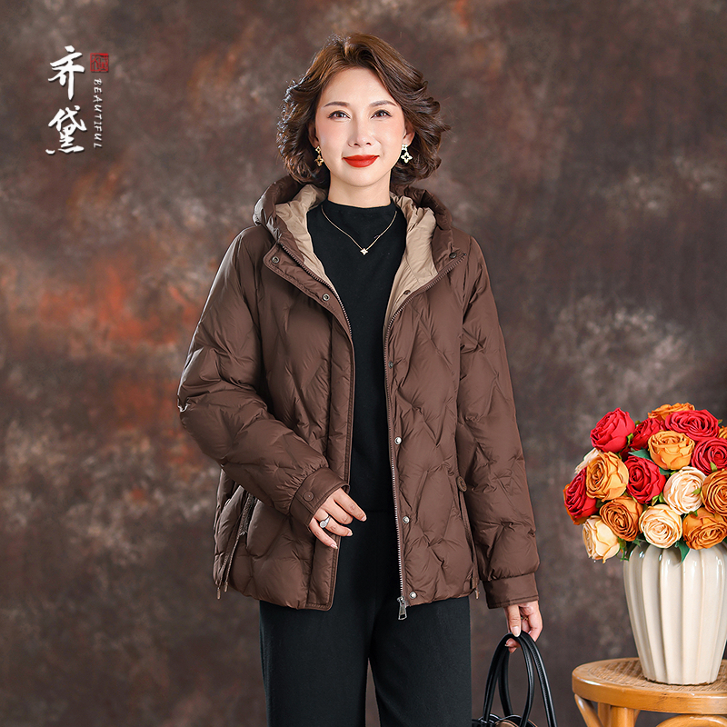 齐黛高端品牌羽绒服冬季妈妈2025新款连帽加厚保暖面包服洋气外套