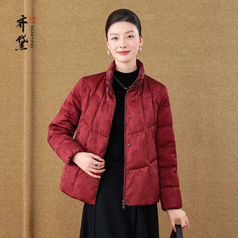 齐黛品牌中老年妈妈羽绒服冬装2025新款刺绣红色加厚保暖复古外套