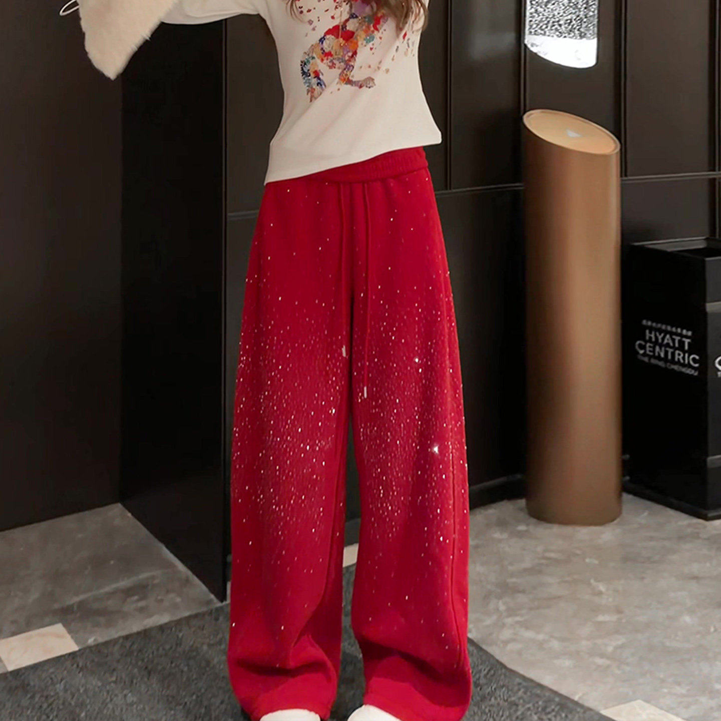 红色烫钻阔腿裤女2025冬季新款高级感重工显瘦宽松加绒抽绳休闲裤,女装/女士精品,大码裤装,淘宝优惠券,粉丝福利购,淘宝优惠卷