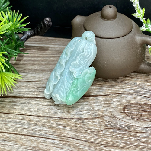 老坑翡翠吊坠a货飘花白菜阳绿