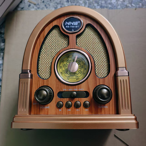 修理人员专拍坏的收音机不能用的