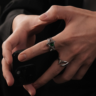 SAZ 欧美复兴荆棘三角宝石食指戒小众祖母绿色锆石钛钢戒指男女生