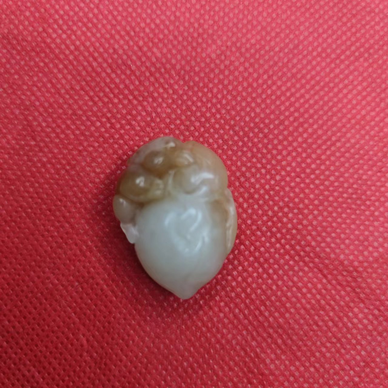 和田玉且末糖白鸿运当头小桃心糖色很正很油润适合毛衣坠配绳礼盒