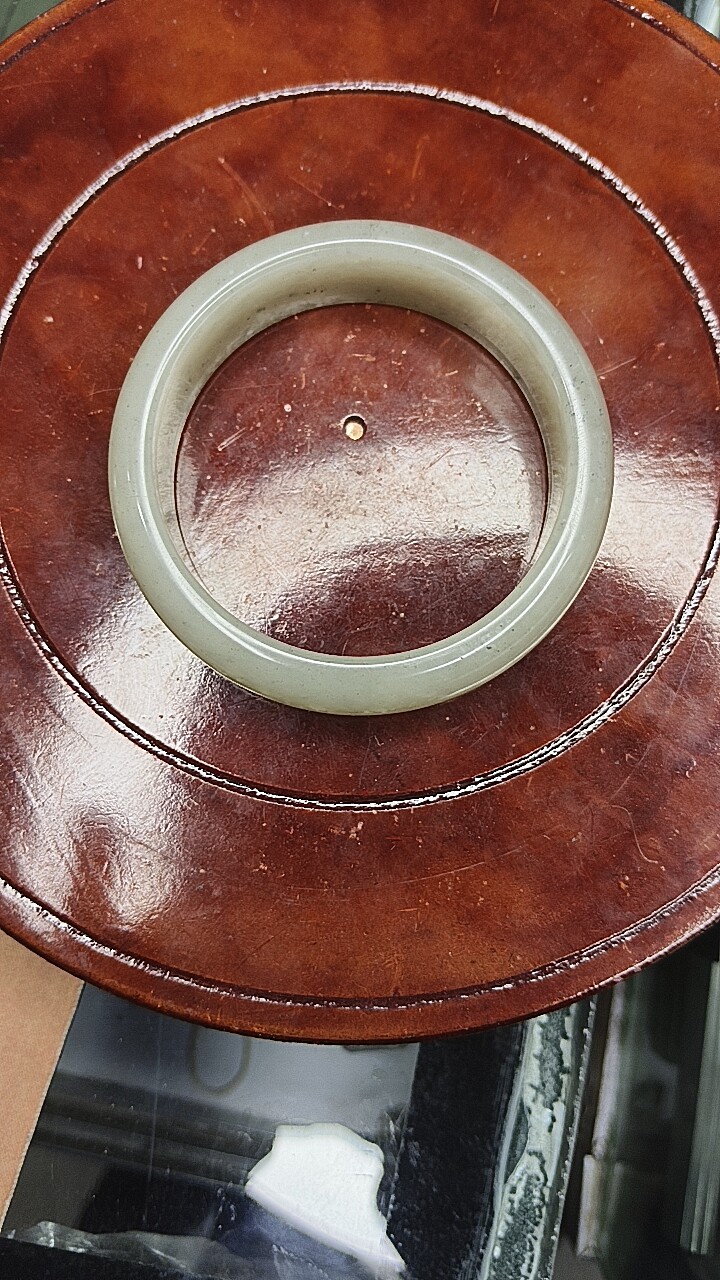 和田玉籽料青白手镯料子很细留有原皮局部有青花内径55mm条宽18mm