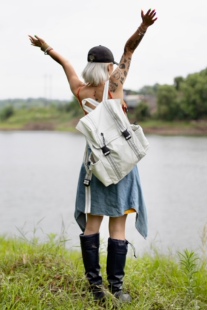 《自然复兴》户外登山轻量化防水休闲pu皮登山包徒步轻便双肩包