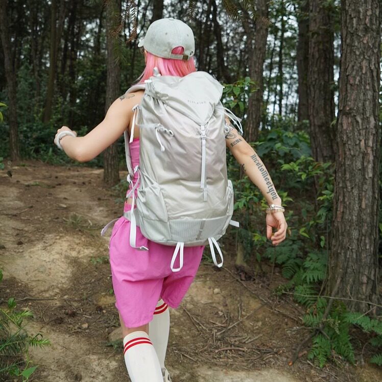 户外徒步登山大容量轻量化登山包