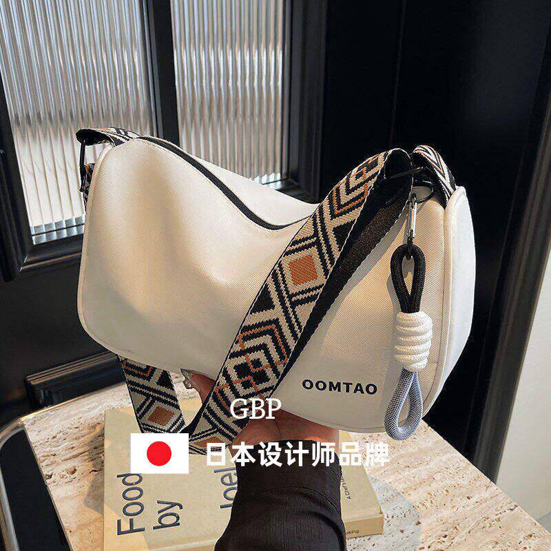 日本【设计师】IT. BAG 波士顿包女大容量帆布百搭宽带斜挎枕头包