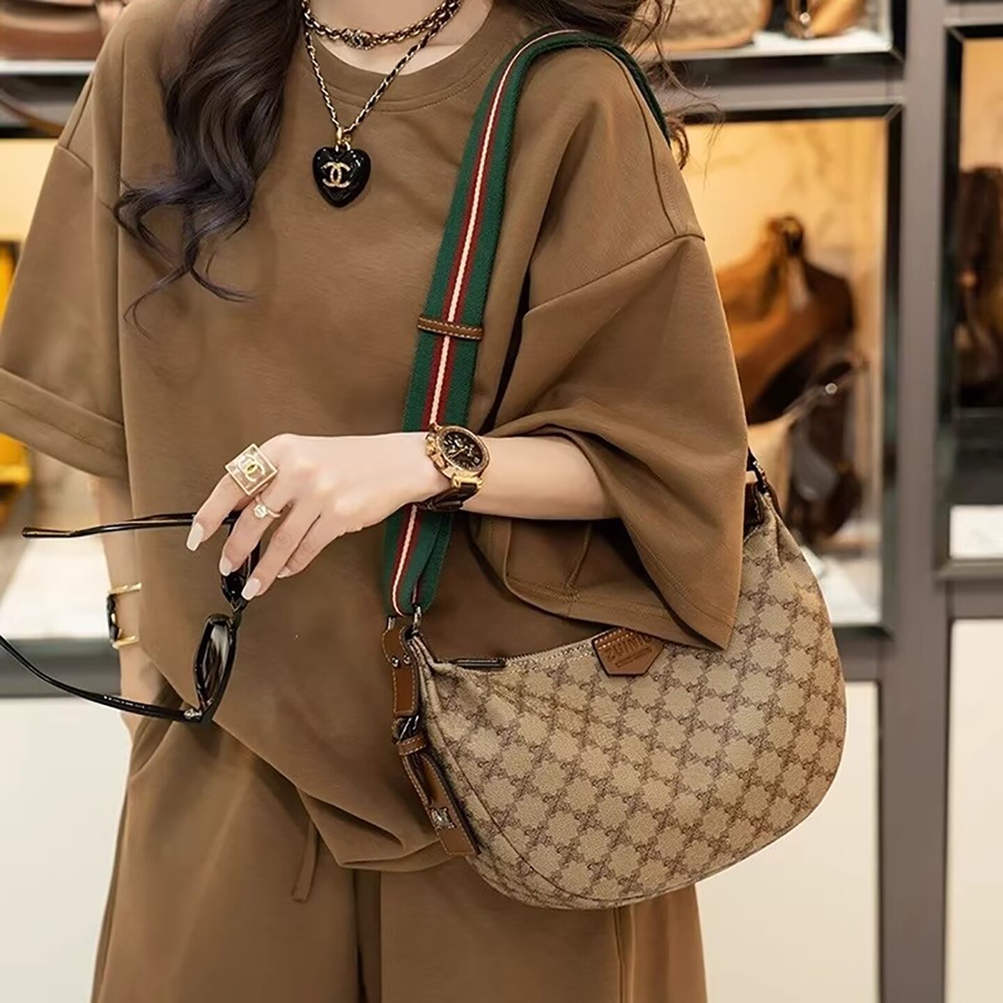 法国Uamtor轻奢女款包新款时尚百搭单肩斜挎包高级质感老花月牙包