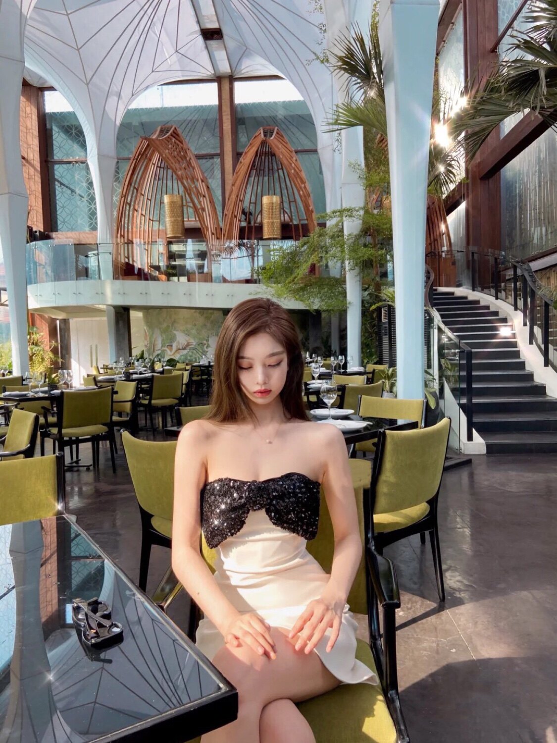 jennie同款连衣裙女2023春季新款珠片珠片蝴蝶结拉链白色抹胸中裙