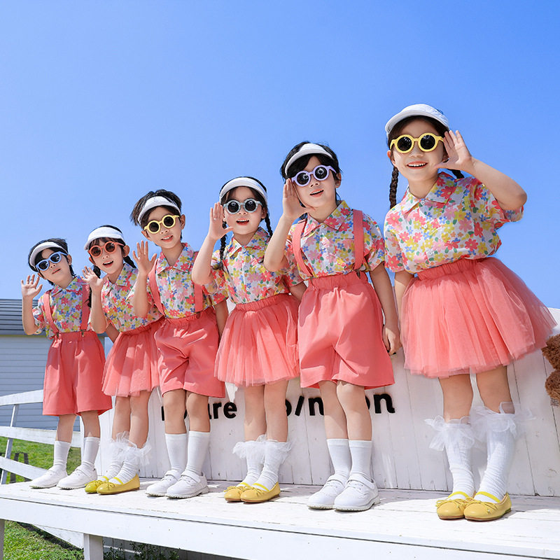 2026爆款儿童童装套装幼儿园开幕式多巴胺演出服表演服装厂家批发
