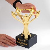 金属奖杯环抱小金人团队水晶高档大气定制冠军优秀员工合作共赢