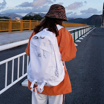 白色日系旅游学生双肩包工装背包