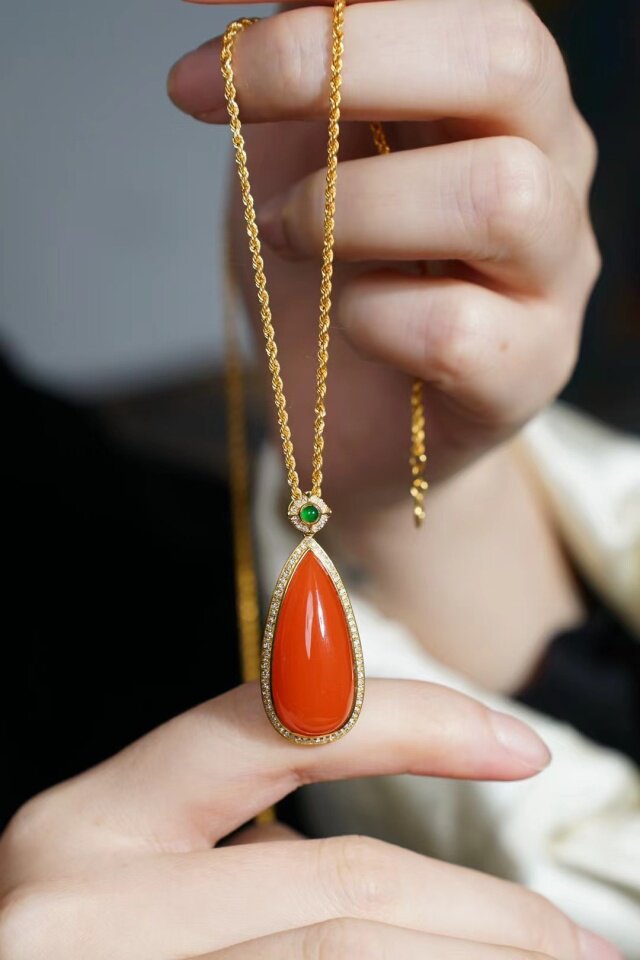 21年老店天然南红18k金镶嵌水滴吊坠正品带证书d