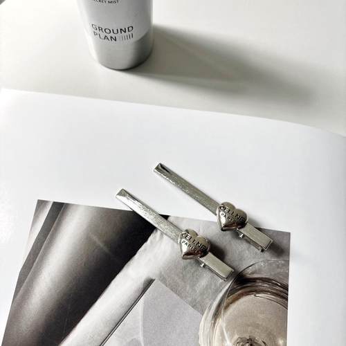 2024新款小众设计字母爱心发夹