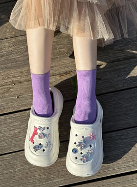 紫色搭配洞洞鞋的拖鞋袜子女春夏款中筒袜外穿纯棉袜堆堆袜多巴胺