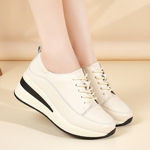 增高不累脚休闲鞋 透气松糕鞋 通勤中老年小白鞋 新款 女2025秋季