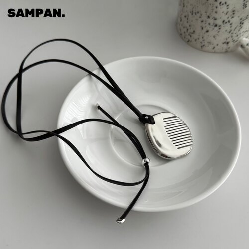 SAMPNA银色梳子项链皮绳毛衣链