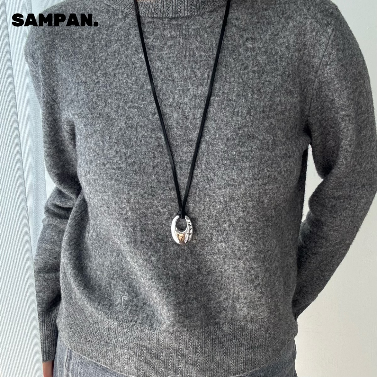 SAMPAN小众设计感银色椭圆吊坠项链女简约百搭皮绳毛衣链复古时髦