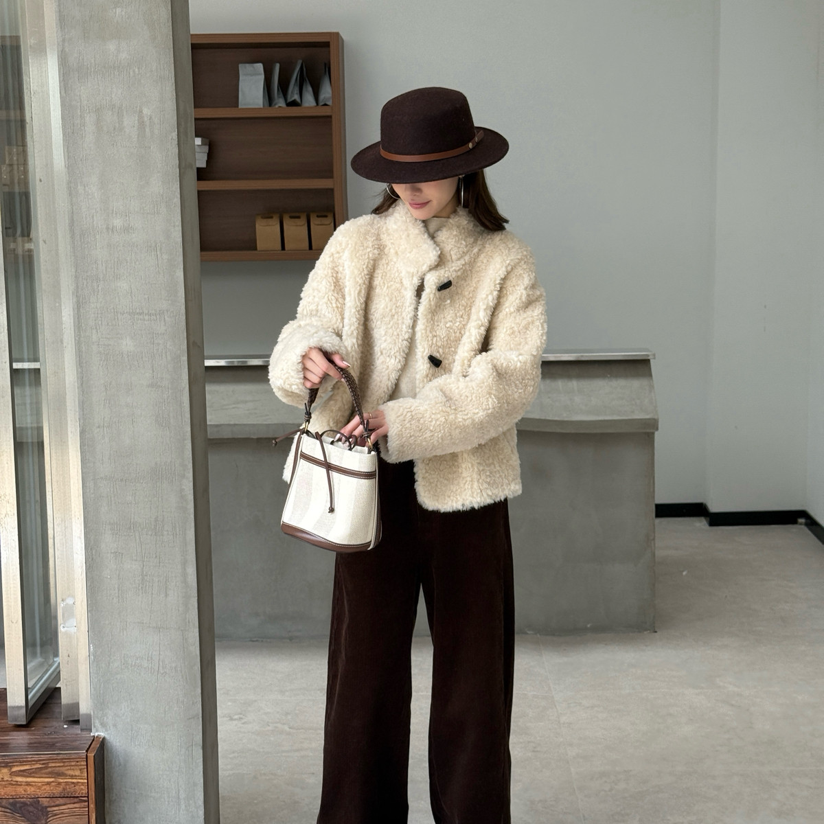 UMA SONG-播一杆拿②羊毛皮毛一体牛角扣羊毛外套（含100羊毛）24