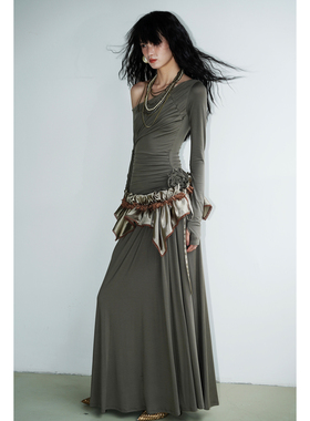 坏品味西部 莱赛尔天丝斜肩褶皱可拆盘花多穿长款连衣裙