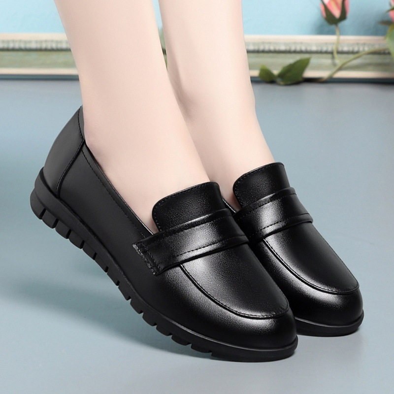真皮软底妈妈鞋平底中老年单鞋舒适软皮鞋大码41奶奶42鞋子43防滑