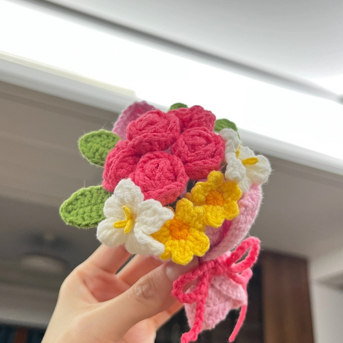 广志送给美伢的花花玫瑰花蜡笔小新手工迷你小花束毛线礼物成品