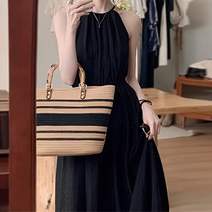 黑色挂脖吊带连衣裙子女夏季2023新款海边度假垂坠感长裙旅游穿搭