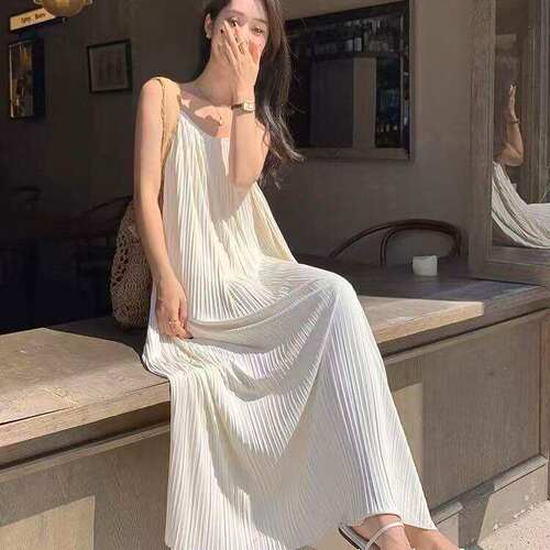 复古压褶纯色连衣裙外穿内搭仙女裙2026新款夏气质吊带裙度假长裙