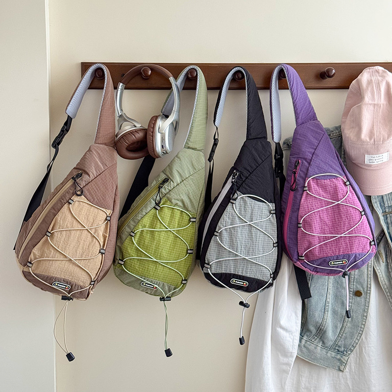 韩版潮酷男女童胸包洋气抽绳大容量小孩斜挎包时尚撞色儿童单肩包