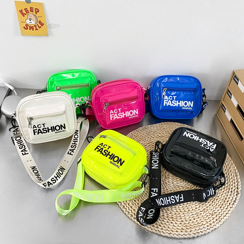 韩版潮酷男女童胸包洋气字母宽肩带小孩斜挎包新款漆皮儿童零钱包