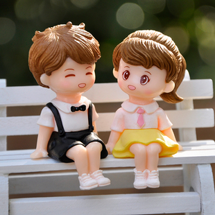 新品 饰摆件 校服礼服情侣模型手办创意坐姿男孩女孩人偶盲盒蛋糕装