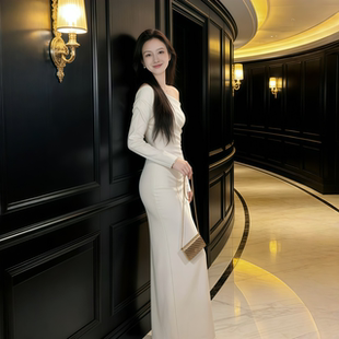 新款法式轻熟风露肩长袖白色连衣裙女收腰修身包臀长裙气质礼服