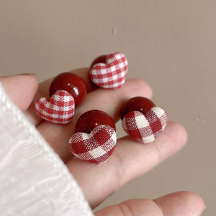 红白格子布爱心红色珠子耳钉女新款显白喜气质时尚百搭耳环耳饰品