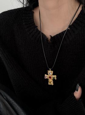 【ANSS】欧美复古熔岩肌理感十字架吊坠项链女彩钻绿钻皮绳毛衣链