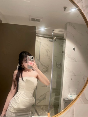 纯欲系奶乖小白花～剪裁取胜不刻意打扮也好看高级感抹胸连衣裙