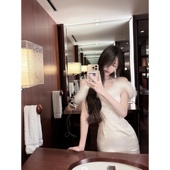 毛绒绒雾雾 小妲己两色火鸡毛灵动醋酸挂脖一字肩小礼服连衣裙