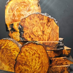 松明子琥珀木陈化包瘤红黑油天然随形原木客厅茶桌摆件盘玩手把件